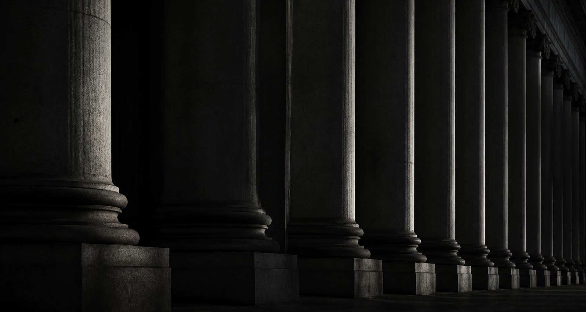 Colonnade de pierre en lumière rasante